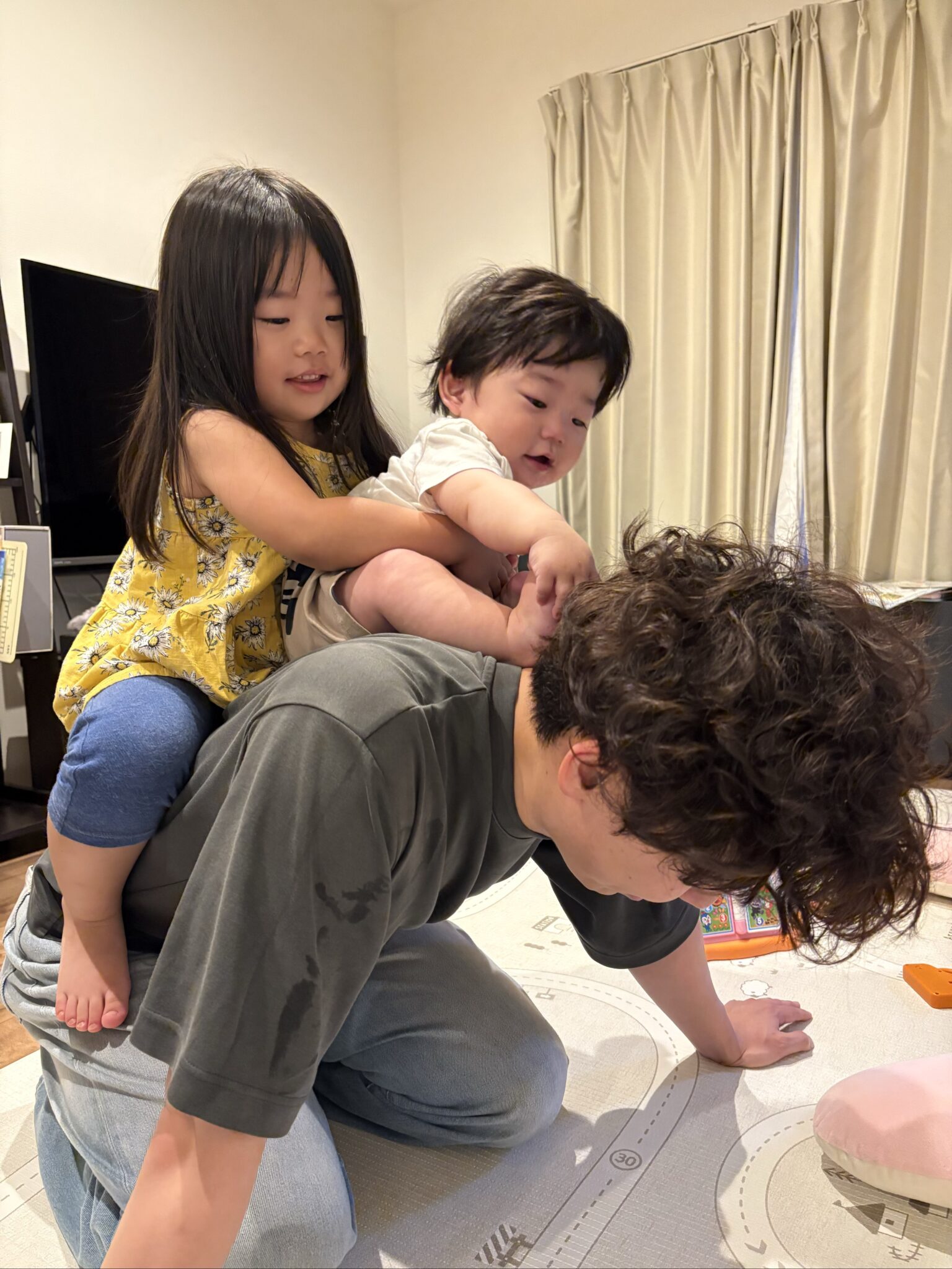 家族と自宅で遊ぶ皮膚科医 執行延明